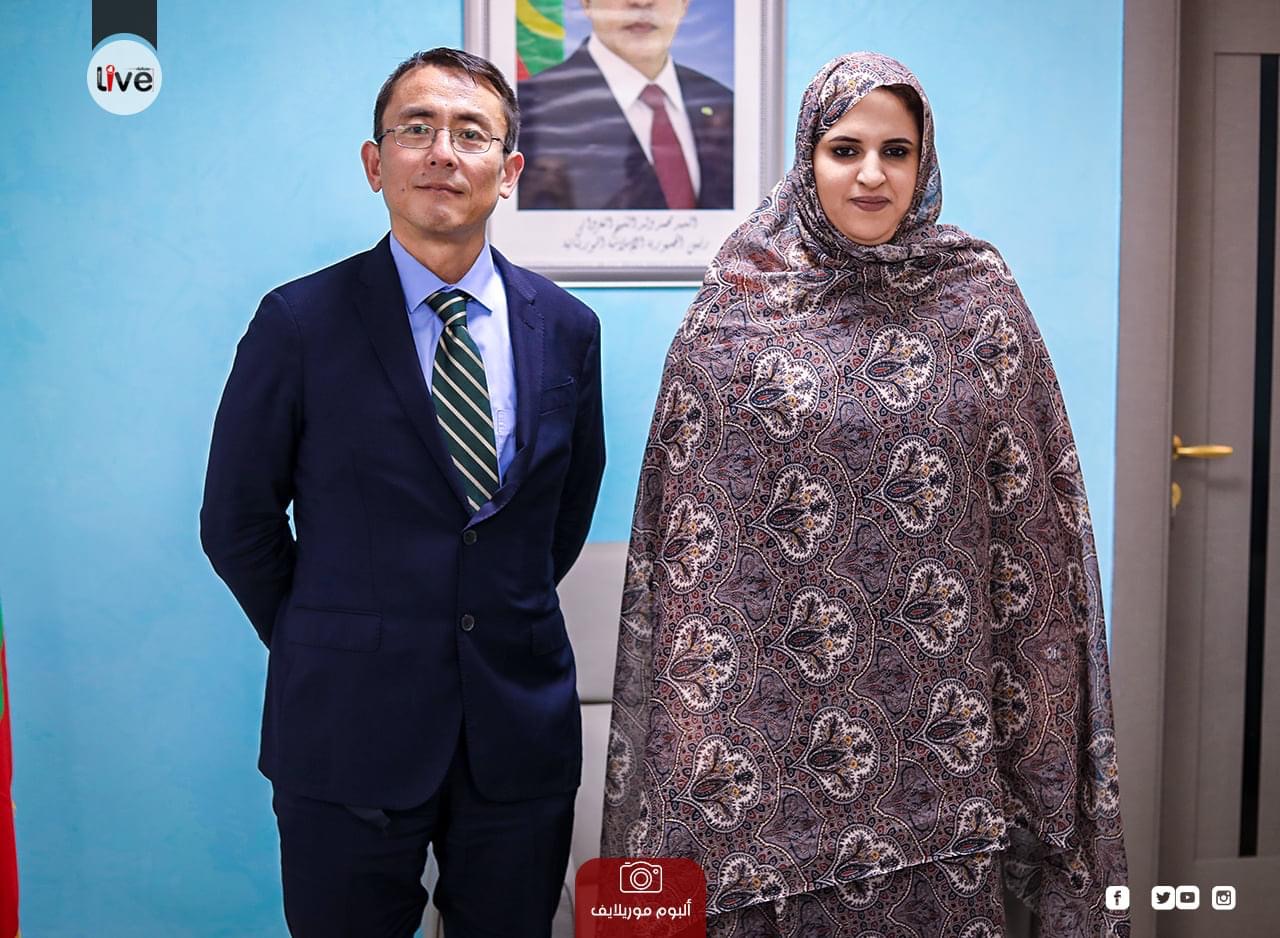 صورة وزيرة العمل الاجتماعي تجري مباحثات مع المقرر الخاص للأمم المتحدة المعني بالأشكال المعاصرة للرق