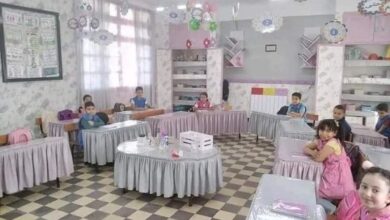 صورة معلمة جزائرية تحول فصلها الدراسي إلى قاعة فنية (صورة)
