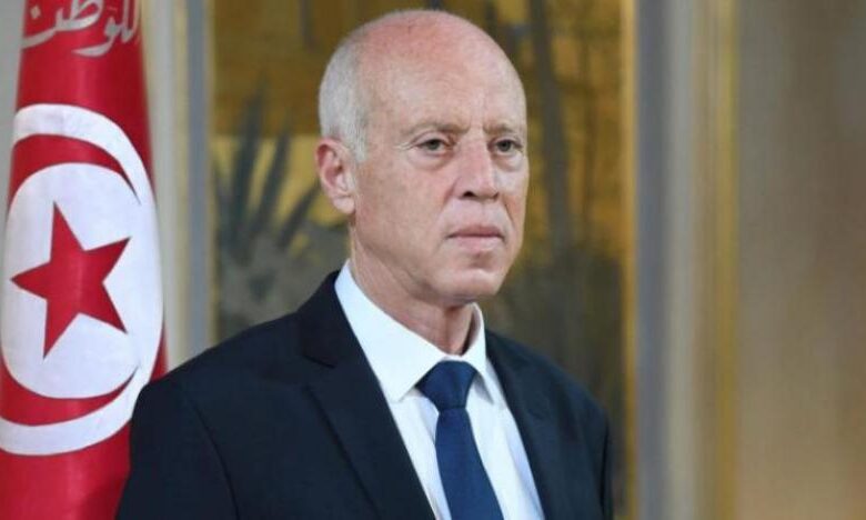صورة قيس سعيد: الرئيس التونسي يقيل 57 قاضيا ويتهمهم بالفساد وحماية الإرهابيين