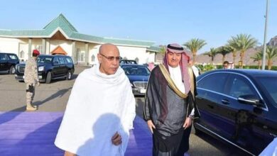 صورة رئيس الجمهورية يغادر المدنية بلباس الإحرام  متوجها نحو مكة المكرمة