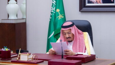 صورة الملك سلمان يهنئ الحجاج والعالم بعودة الحشود الكبيرة للحرم المكي