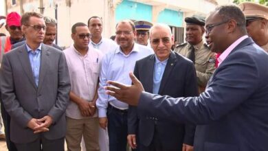 صورة وزراء يطلعون على عمليات شفط المياه في عدد من شوارع العاصمة