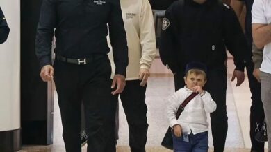 صورة في أول جولة خطابية له.. وصول أشهر قزم في العالم إلى أستراليا