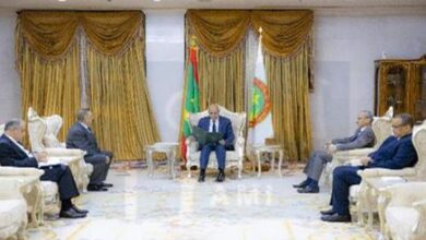 صورة وزير الداخلية الجزائري يُسلم غزواني رسالة خاصة من تبون(صورة)