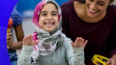 صورة أغضبت فرنسا.. الاتحاد الأوروبي يسحب ملصقا تظهر فيه فتاة محجبة