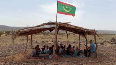 صورة صورة لتلاميذ ومعلمهم تحت عريش تثير جدلا وسخرية من المدرسة الجمهورية