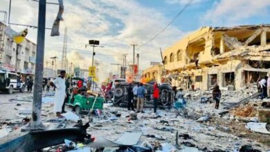 صورة نجاة وزير البيئة الصومالي من تفجير هز مقديشو