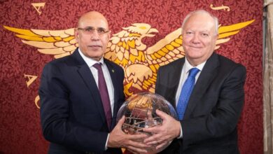 صورة تكريم الرئيس بجائزة القيادة المتميزة لبناء القدرة على التكيف مع تغير المناخ.