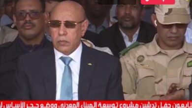 صورة الرئيس يصل نواذيبو ويبدأ نشاطاته بتدشين توسعة الميناء المعدني ومشروع ضخ المعادن في البواخر