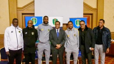 صورة السفير الموريتاني في الجزائر يزور بعثة المنتخب الوطني