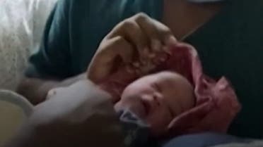 صورة صرخة تحت أزيز الرصاص بالخرطوم…طفل يولد بسيارة أبيه