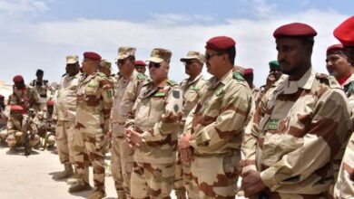 صورة قائد الأركان العامة للجيوش يؤدي زيارة لكتيبة الصاعقة والمظلين الثانية