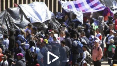 صورة طوفان من البشر يتدفق نحو حدود أميركا.. فما سر البند 42؟