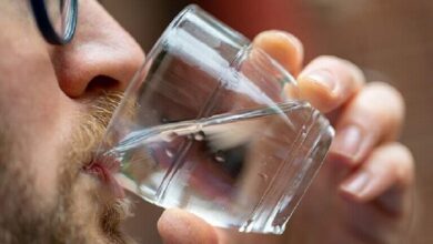 صورة طبيبة تنصح بالإكثار من شرب الماء في الطقس الحار