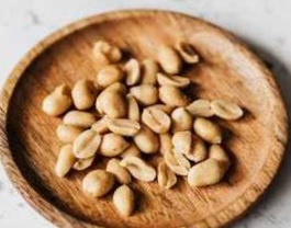 صورة على متن طائرة.. اشترت كل “الفول السوداني” تجنبا للموت