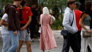 صورة حظر العباءة بمدارس فرنسا يبدأ غدا وماكرون يدعو لتطبيقه بصرامة