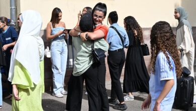 صورة فستان أم عباية..طالبات يسخرن ويتحدين ماكرون على طريقتهن