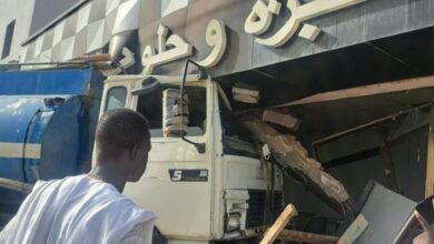 صورة نواكشوط: صهريج ماء يقتحم مخبزة بالترحيل ويتسبب في عدة إصابات