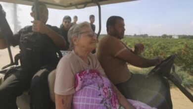 صورة العجوز “المبتسمة” خلال أسرها.. حفيدتها تطل وتكشف