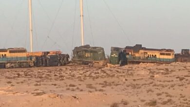 صورة انحراف قطار شحن تابع لسنيم وانقلاب عدد من العربات المحملة بخام الحديد