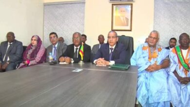 صورة وزير الداخلية يجتمع ّبعمد بلديات اترارزه وانواكشوط