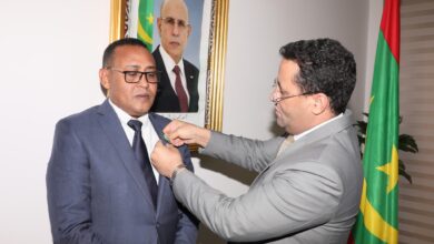 صورة الوزير الأول يوشح عدداً من الموظفين بمناسبة ذكرى الاستقلال الوطني