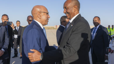 صورة رئيس الجمهورية يستقبل رئيس مجلس السيادة السوداني في مطار أم التونسي الدولي
