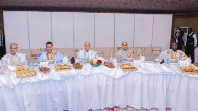 صورة رئيس الجمهــورية يقيم مأدبة إفطـــار على شرف رؤساء الأحزاب السياسية في القصـر الرئـاسي