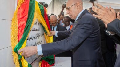 صورة رئيس الجمهورية يضع حجر الأساس لمحطة كهربائية هجينة بقدرة 60 ميغاوات في نواكشوط