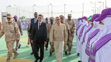 صورة وزير الدفاع رفقة وزير تمكين الشباب يتفقد مستوي تكوين متطوعي الخدمة المدنية