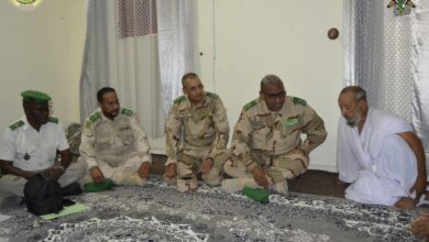 صورة وفد عسكري يقدم واجب العزاء في وفاة النقيب مولود حمني عبد القادير