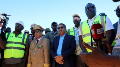 صورة وزير النقل الموريتاني ونظيره السنغالي يتفقدان أشغال جسر روصو