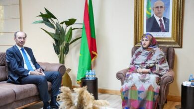 صورة وزيرة العمل الاجتماعي تستقبل سفير الإسباني المعتمد لدى موريتانيا