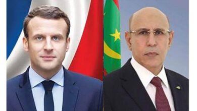 صورة رئيس الجمهورية يهنئ رئيس الجمهورية الفرنسية بمناسبة احتفال بلاده بالعيد الوطني.