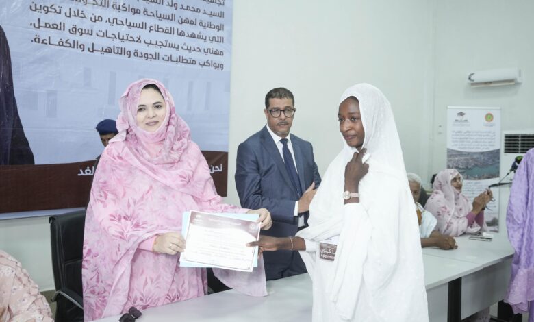 صورة وزيرة التجارة والسياحة تختتم دورة لتأهيل 40 شابا في مهن السياحة بنواذيبو