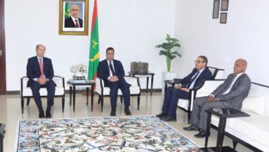 صورة الوزير الأول يبحث مع السفير الإسباني تعزيز علاقات التعاون بين البلدين
