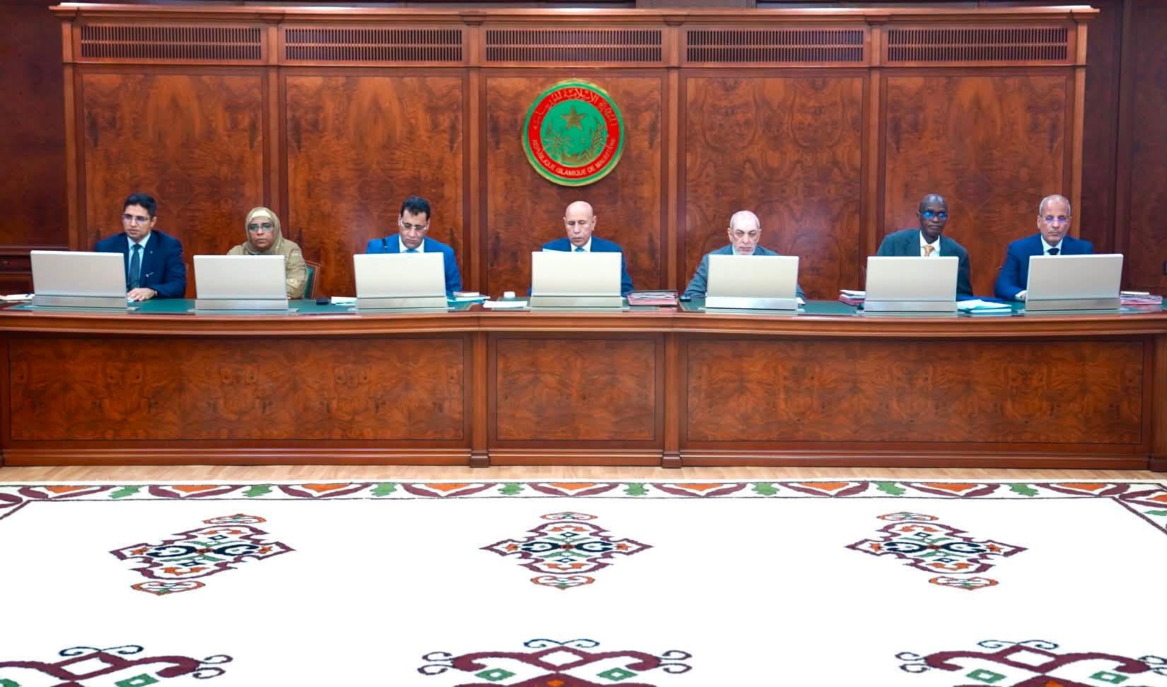 رئيس الجمهورية يترأس اجتماع مجلس الوزراء بالقصر الرئاسي