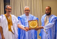 صورة الجالية الموريتانية بقطر تكرم السفير محمد ولد ببانه بمناسبة انتهاء مهامه وتعيينه ناطقا باسم الحكومة.