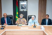 صورة وزيرة الصحة تشرف على تبادل المهام بين الأمينين العامين الجديد والسابقة للقطاع